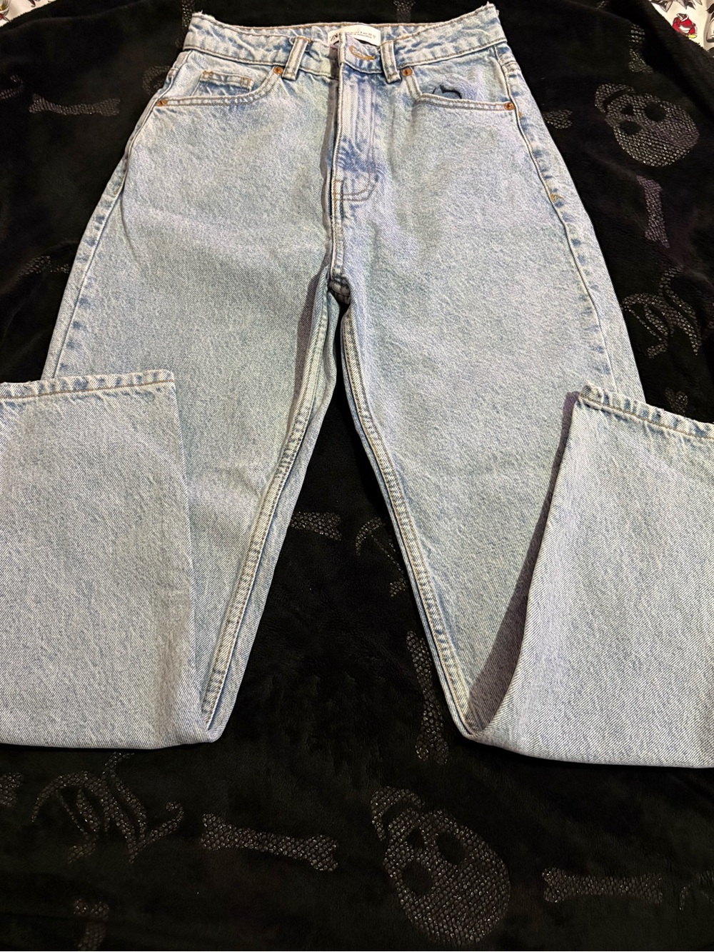 Light Wash Straight-Leg Jeans - Classic Casual